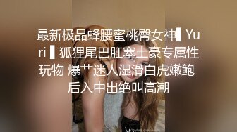 【新片速遞】年轻黑丝小妹被两个大叔玩弄，全程露脸在床上舔两个鸡巴，车轮战黑丝骚逼淫声荡语还拿道具抽插边拍边干刺激[382MB/MP4/53:20]