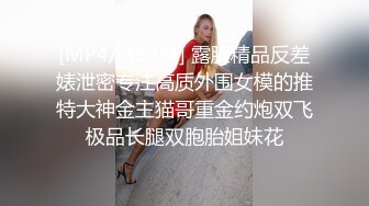 熟女人妻 在家光着屁屁吃大洋吊 展示她一流的口活 边吃边摸逼 最后口爆吃精